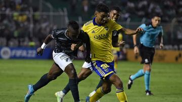 Colombia's Deportivo Cali Kevin Velasco (L) and Argentina's Boca Juniors Cristian Medina vie for the ball during their Copa Libertadores group stage first leg football match at the Deportivo Cali Stadium in Palmira, near Cali, Colombia, on April 5, 2022. (Photo by Luis ROBAYO / AFP)