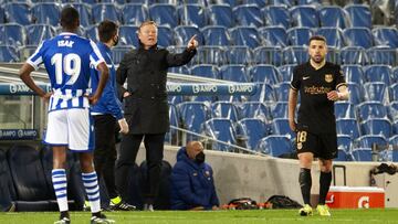 Koeman da instrucciones en Anoeta con Isak y Alba en el plano.