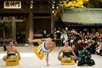 El gran campeón de sumo Hakuho Sho interpreta el "dohyo-iri" o ceremonia de ingreso al ring, durante el ritual de Año Nuevo en el santuario Meiji en Tokio (Japón). La ceremonia tradicional atrae cada año a miles de personas que no quieren perderse la lucha entre los dos campeones de sumo de Japón, conocidos como yokozuna, considerada como una ofrenda a los dioses sintoístas.