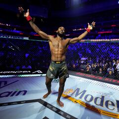 Sterling se queja: “No nos pagan extra por los cinco asaltos”