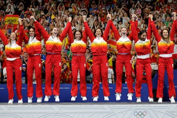 Las waterpolistas españolas celebran proclamarse ganadoras de la medalla de oro de los Juegos Olímpicos de París 2024.