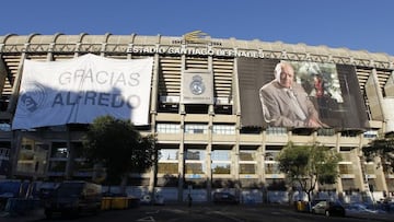 Una foto de Di Stéfano preside la fachada del Bernabéu