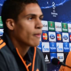 Cara a cara de Ancelotti y Varane