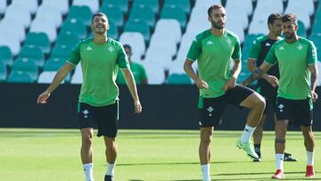 Guido Rodr&iacute;guez, Pezzella y a la derecha, Camarasa.