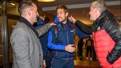 Aitor Fern&aacute;ndez, a su llegada ayer por la tarde al hotel donde se hosped&oacute; el Levante.