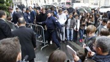 Alrededor de cincuenta aficionados esperaron ayer al Madrid en el hotel Colectionneur.