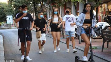 4-8-2020.Terrassa.Gente paseando por la calle paseando y con mascarillas.Covid-19.Jovenes. © Foto: Cristobal Castro.