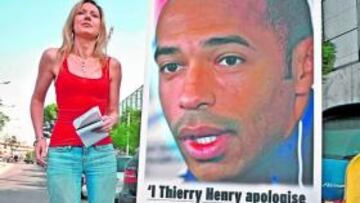 <b>IRLANDA BUSCÓ LA DISCULPA DE HENRY. </b>Una periodista del diario Sunday World esperó a las puertas del entrenamiento del Barça. La irlandesa quería que Henry firmara la pancarta: "Yo, Thierry Henry, me disculpo ante la gente irlandesa por usar mi mano para echarles del Mundial". Henry no se paró.