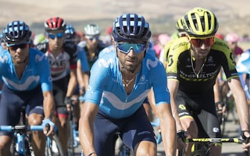 Alejandro Valverde liderando el grupo.