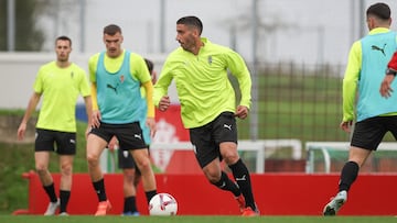 07-12-24. COTE CONDUCE EL BALÓN EN EL ENTRENAMIENTO DEL SPORTING EN MAREO.