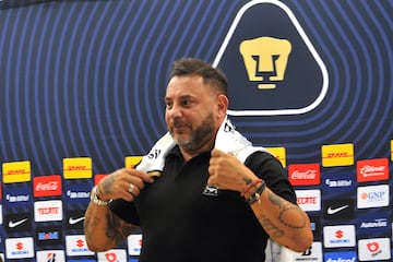 MEX621. CIUDAD DE MÉXICO (MÉXICO), 27/03/2023.- El entrenador de fútbol Antonio Mohamed posa hoy, durante su presentación como técnico del equipo Pumas, en Ciudad de México (México). El argentino Antonio Mohamed firmó este lunes como nuevo entrenador de los Pumas UNAM del fútbol mexicano, y en sus primeras declaraciones, prometió buscar el título del torneo Clausura 2023. EFE/ Víctor Cruz
