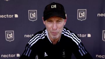 Bob Bradley: “Carlos Vela está 100% fuera del Tráfico”