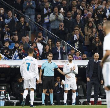 Último cambio en el Real Madrid. Se va Cristiano Ronaldo y entra Isco. Gran ovación para el reciente ganador del Balón de Oro.