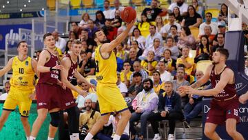 El jugador del Dreamland Gran Canaria Pierre Pelos (2d) y losjugadores del 7Bet Lietkabelis Panevezys de Lituania Martynas Varnas (d), Alen Hadzibegovic (3i) y Gabrielius Maldunas (i) durante el partido de la quinta jornada de la Eurocopa que ambos equipos disputaron este miércoles en el Gran Canaria Arena, en Las Palmas de Gran Canaria.