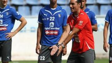 <b>INSTRUYENDO. </b>Oltra, durante una sesión preparatoria de su equipo. Dinei, detrás, se muestra atento.