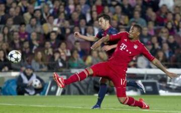 David Villa lucha un balón con el defensa del Bayern Múnich Jerome Boateng.