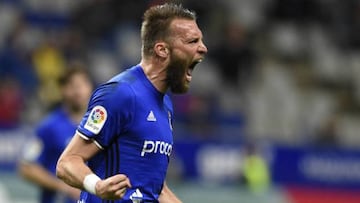 Michu celebra uno de sus últimos goles en Segunda División con la camiseta del Real Oviedo.