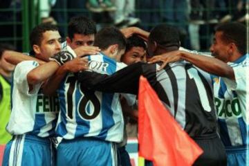 Los jugadores celebran el gol de Donato. 