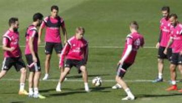 CON LOS MAYORES. Odegaard, ayer en Valdebebas, con el Madrid. 