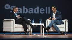 Rafa Nadal charla con Ram&oacute;n Rovira, director de comunicaci&oacute;n del Banco Sabadell en el acto &quot;Conversaciones sobre nuevos tiempos&quot;, previo al Barcelona Open Banc Sabadell.