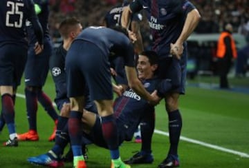 Los jugadores del PSG celebrando el gol 1-0 de Di María