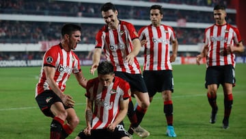 AMDEP223. FLORENCIO VARELA (ARGENTINA), 03/05/2022.- Manuel Castro (2-i) de Estudiantes celebra un gol hoy, en un partido de la Copa Libertadores entre Estudiantes y Club Nacional en el estadio Jorge Luis Hirshci en La Plata (Argentina). EFE/Demian Alday Estevez
