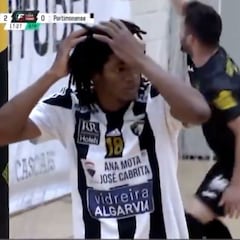 Sin portero, a 20 cm de la línea de gol y claro... Ya tiene millones de reproducciones