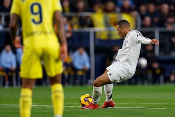 El jugador del Real Madrid, Kylian Mbapp¨¦, marca el 1-2 al Villarreal.