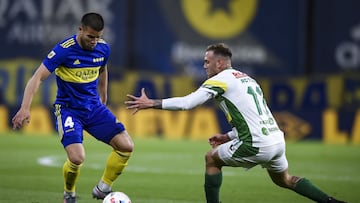 BUENOS AIRES, ARGENTINA - SEPTEMBER 14: Marcelo Weigandt of Boca Juniors fights for the ball with Carlos Rotondi of Defensa y Justicia during a match between Boca Juniors and Defensa y Justicia as part of Torneo Liga Profesional 2021 at Estadio Alberto J.