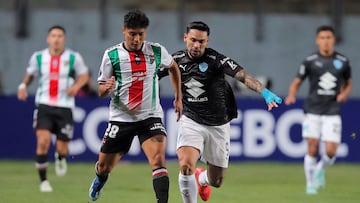 Palestino's defender Dilan Zu�iga (L) and Bolivar's forward Carmelo Algaranaz (R) fight for the ball during the Copa Libertadores