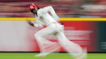 CINCINNATI, OHIO - SEPTEMBER 06: Elly De La Cruz #44 of the Cincinnati Reds attempts to steal second base in the sixth inning against the Seattle Mariners at Great American Ball Park on September 06, 2023 in Cincinnati, Ohio. Dylan Buell/Getty Images/AFP (Photo by Dylan Buell / GETTY IMAGES NORTH AMERICA / Getty Images via AFP)
