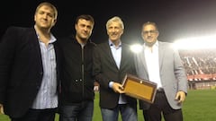 Pékerman recibe homenaje en estadio de Argentinos Juniors