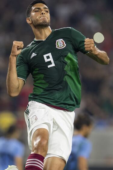 Tras años de picar piedra, Jiménez encontró su lugar ideal en la Premier League, donde es figura con el Wolves. Sin embargo, debe probar su valor con el Tri y quedarse con el puesto de delantero titular para el nuevo proceso mundialista. 