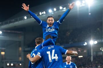 Beto, del Everton, celebra marcar el tercer gol de su equipo con sus compañeros durante el partido de la Premier League entre Everton FC y Newcastle United en Goodison Park.