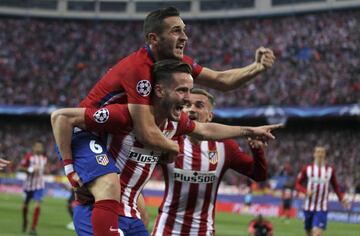 Los jugadores del Atlético celebra el gol de Saúl en el partido de ida.