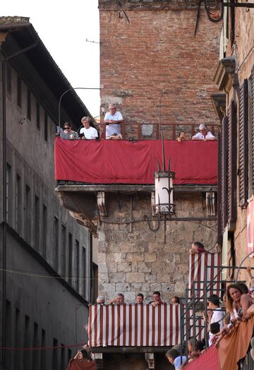 El Palio de Siena (Palio di Siena) es una carrera de caballos de origen medieval que enfrenta a los distritos de la ciudad de Siena dos veces al año. La primera carrera se celebra el dos de julio (Palio di Provenzano) y la segunda el 16 de agosto (Palio d