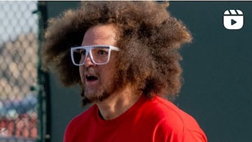El cantante de LMFAO Redfoo, cuyo nombre es Stefan Gordy, durante un partido de tenis.