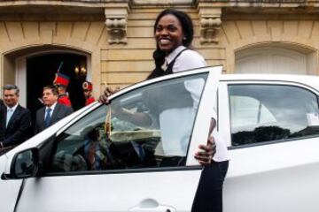 Caterine Ibargüen recibió el carro que el Gobierno le regaló a los medallistas olímpicos.