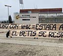 "Robo con VAR", protesta de una facción ultra del Betis en la FEF