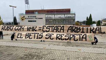 La pancarta que se arrogan los ultras del Betis.