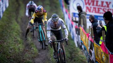 Van der Poel vuelve a ganar la partida a Van Aert