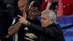 Jos&eacute; Mourinho da instrucciones a Pogba en un partido de Champions del Manchester United.