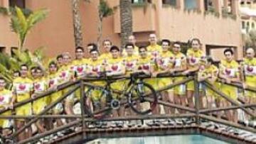 <b>BICICLETAS Y DESCANSO. </b>El equipo Saunier Duval apura sus últimos días de concentración antes de iniciar la durísima y larga temporada 2005. Los corredores posaron ayer así de relajados en la piscina del Hotel Elba, en Estepona (Málaga), donde permanecerán hasta este viernes.