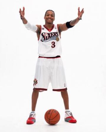 Iverson, imagen de póster en 2001. Vive su mejor momento en la NBA y en los Sixers.