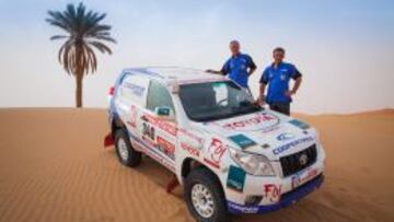 Xavi Foj con su copiloto Nacho Santamaría junto al Toyota Land Cruiser.