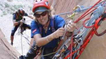 <b>AL LÍMITE. </b>Jesús Calleja escala una grieta durante el programa.