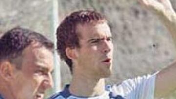 <b>RENOVADO. </b>Mikel González amplió su contrato hasta el 2010.