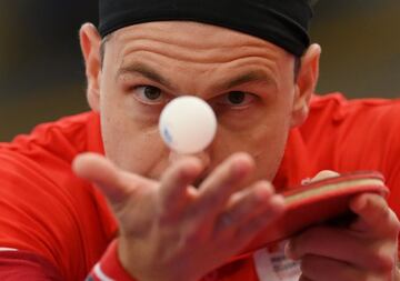 Timo Boll, del Borussia Duesseldorf, en estado de concentración absoluta durante el partido que le enfrentó con Shang Kun, del Saarbruecken, en la final de los campeonatos por equipos de la Bundesliga de tenis de
mesa disputada en Dortmund (Alemania).