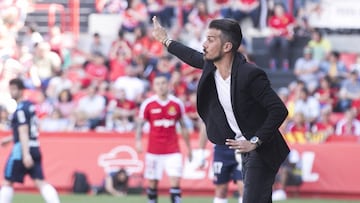 Rub&eacute;n de la Barrera da instrucciones a los jugadores de la Cultural.