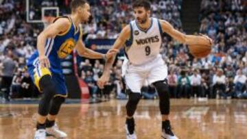 Ricky Rubio dirige el ataque de los Timberwolves ante Stephen Curry.